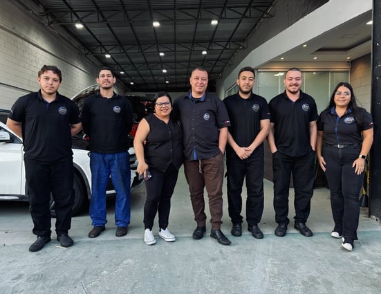 Equipe da Wilian Cars na oficina em Suzano